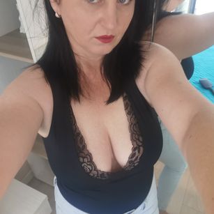 Model - Angela White curvy