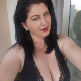 Model - Angela White feet