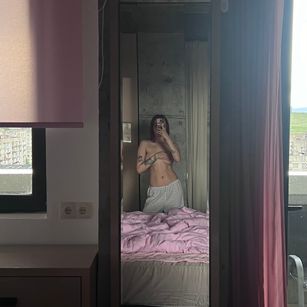 Model - em_emilie young