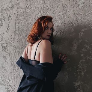 Model - Karolina Bella joi