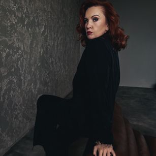 Model - Karolina Bella joi