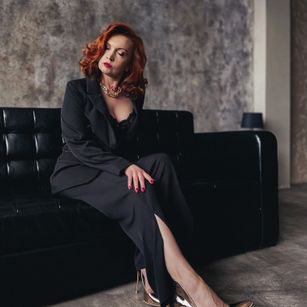 Model - Karolina Bella femdom