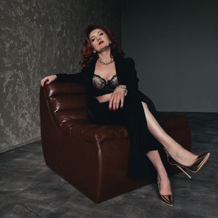 Model - Karolina Bella femdom