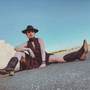 Model - Karolina Bella joi