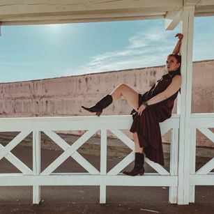 Model - Karolina Bella joi