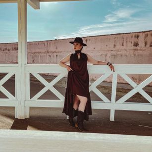 Model - Karolina Bella milf