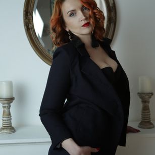 Model - Karolina Bella joi