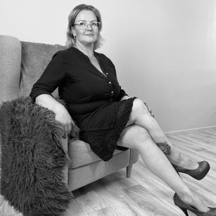 Model - Nicole mature