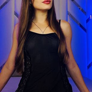 Model - AmelyShine tits