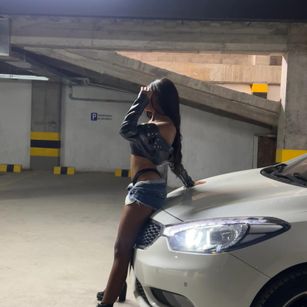 Model - Sofi Grisales cum