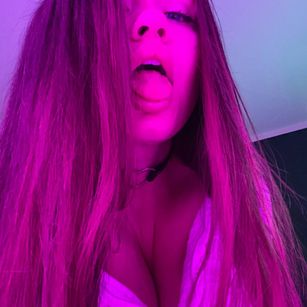 Model - KellySix bigboobs