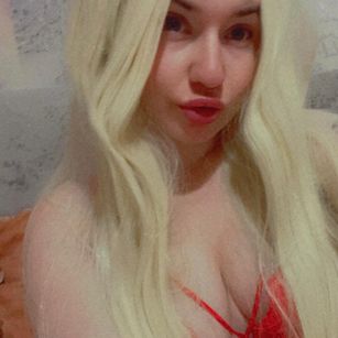 Model - Emily Rose piercing