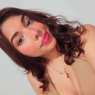 Model - Lucy Martelli latina