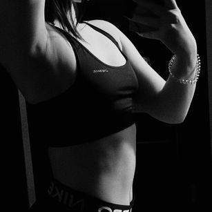 Model - Caroline striptease