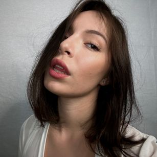 Model - Caroline latina