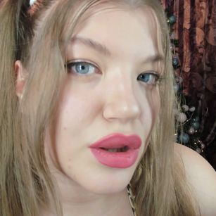 Model - Adeline bigtits