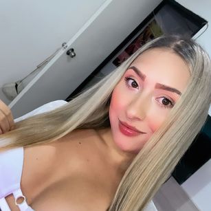 Model - Sophie Brown footjob