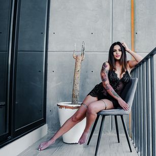 Model - Daisie Sinn bigboobs