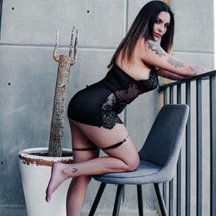 Model - Daisie Sinn joi