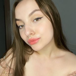 Model - Charlotta Apple pussy