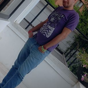 Model - axel navas cumexplosive