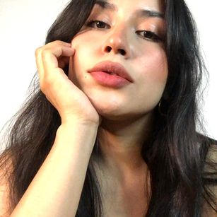 Model - Mia Saenz latina