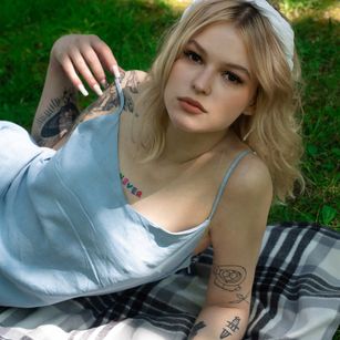 Model - LisaCherry blondie