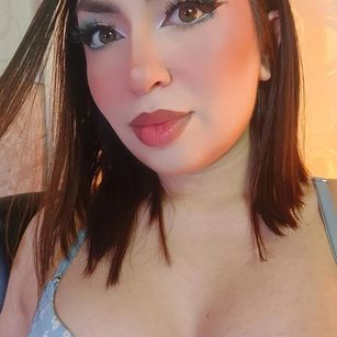 Model - saraa hills squirt