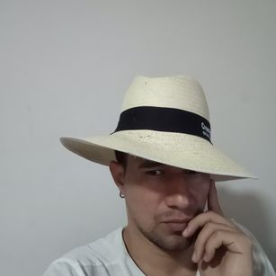 Model - axel navas lluviadorada