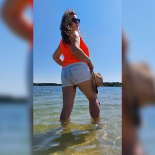 Model - Karina Hart curvy