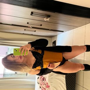 Model - Annie Jason fisting