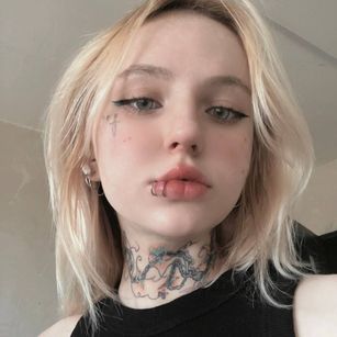 Model - yours Mona and Lana feet