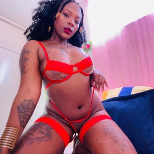 Model - Aylalevine latina