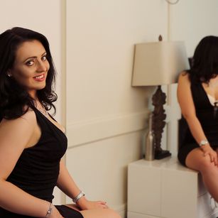 Model - LaurenNewton dildo