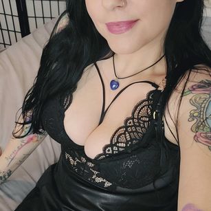 Model - NaughtyMilfMrsC feet