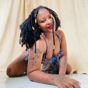 Model - Aylalevine afeitado