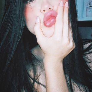 Model - EmilyPrada fingering