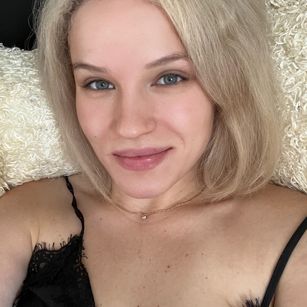 Model - Holy Mommy shaved