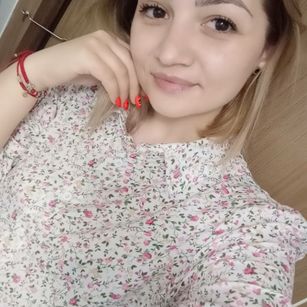 Model - Nata Lee fingers