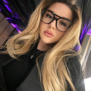 Model - Mia Rose dildo