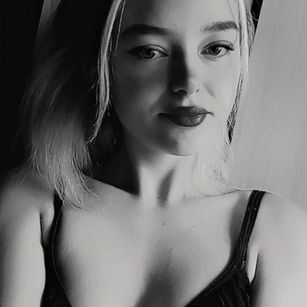 Model - LucyGoldi mistress