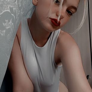 Model - LucyGoldi feet