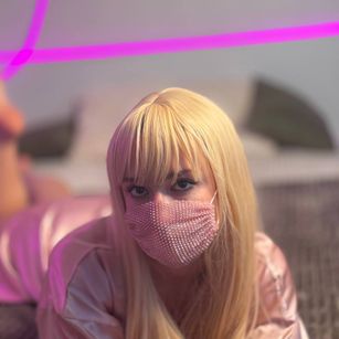 Model - Girl_in_Mask foot