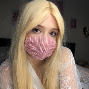 Model - Girl_in_Mask stretching