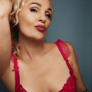 Model - Elizabeth joi