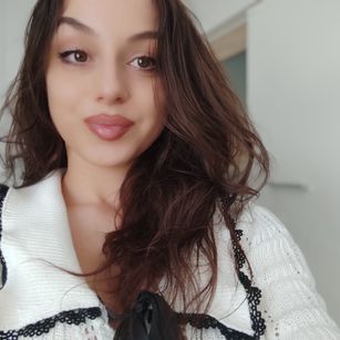 Model - Courtney brunette