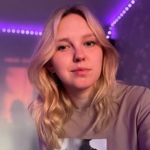 Model - Anna Carson Blonde