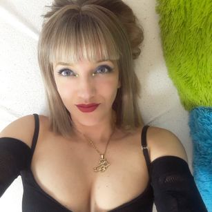 Model - Lola Santana dildo