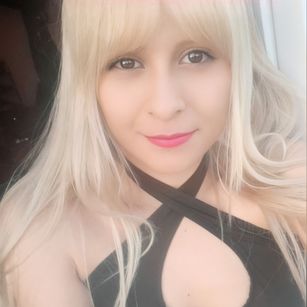 Model - Dasly Sunshine stockings