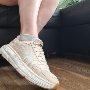 Model - Karolina Bella joi